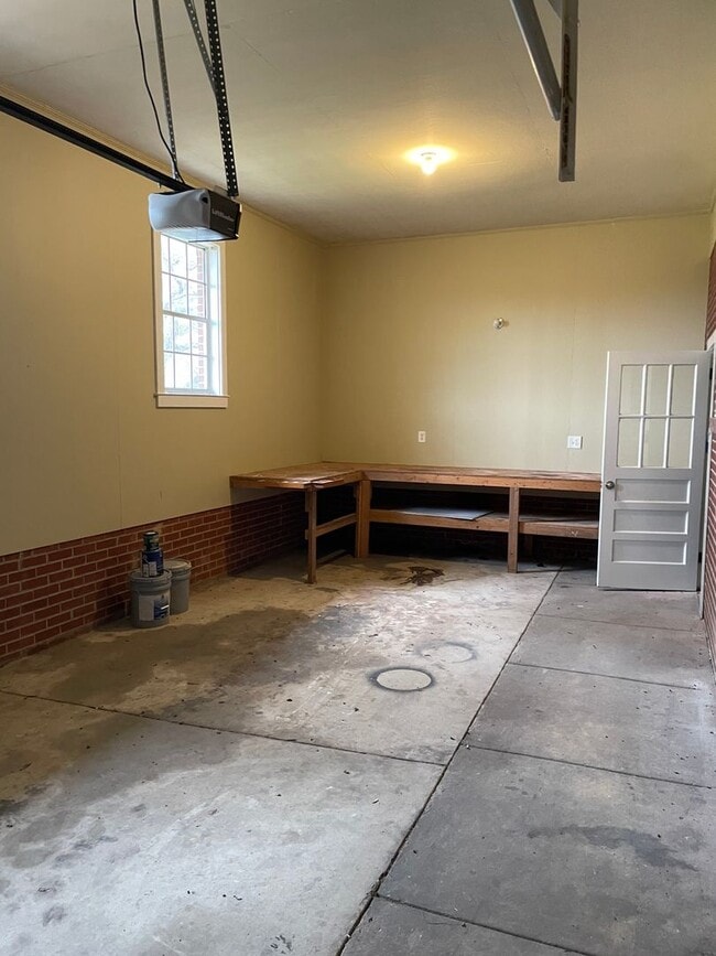 Building Photo - Executive 3/3 House in Coosa on Acreage $1...