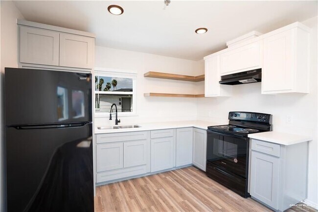 Building Photo - 802 Redwood Ave