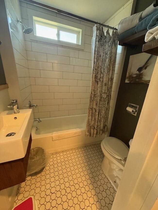 Building Photo - Live in the heart of Roslyn, walk to shops dining and trailheads!