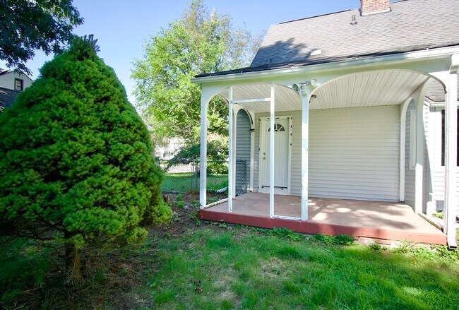 Building Photo - 1617 Plumtree Rd
