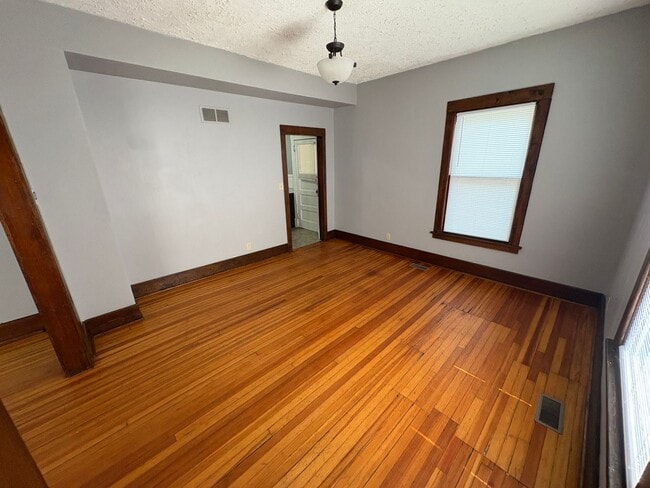 Building Photo - Charming 3-Bed Home with Spacious Layout & Large Backyard