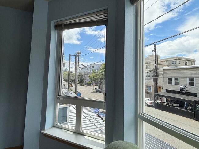 Building Photo - Bright Studio in Queen Anne!