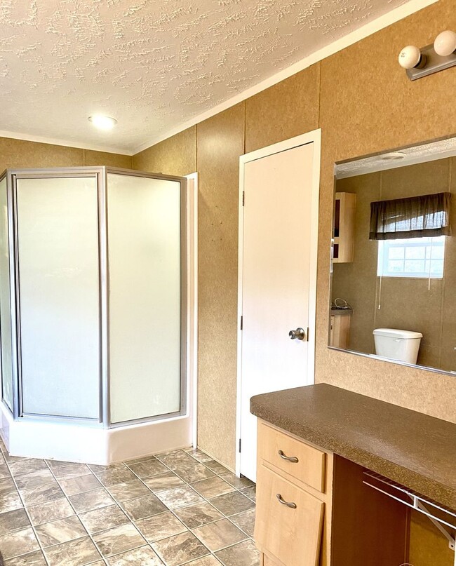 Building Photo - Quiet home in the country