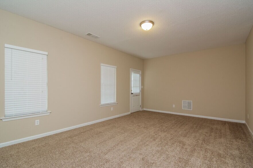 Building Photo - 40 Savoy Park Dr