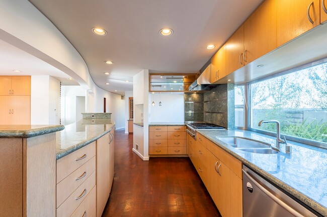 Building Photo - Warm & Inviting Manhattan Beach Rental Home!