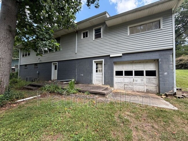 Building Photo - 110 Locust Ct