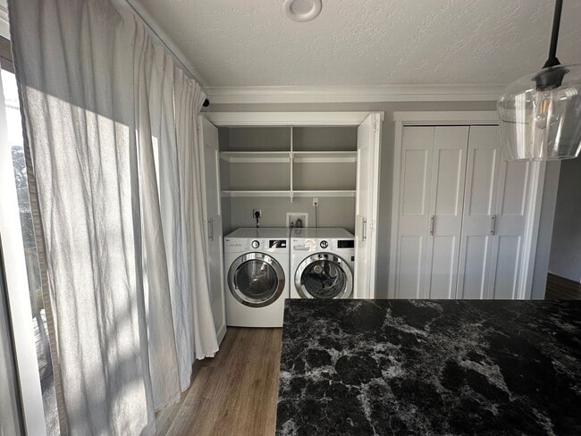 Building Photo - Orem Duplex - Upstairs