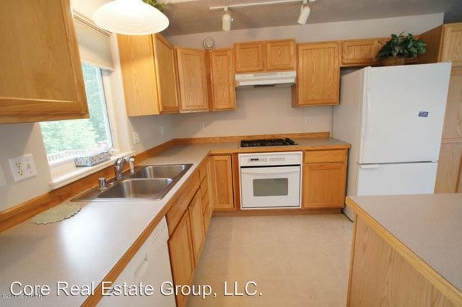 Building Photo - 17049 Meadow Creek Dr