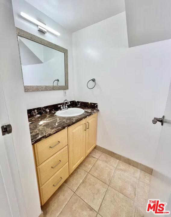 Building Photo - 468 S Roxbury Dr