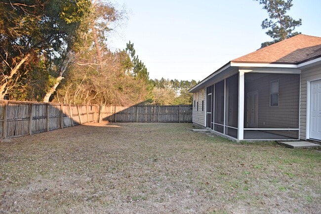 Building Photo - 26 Village Ln