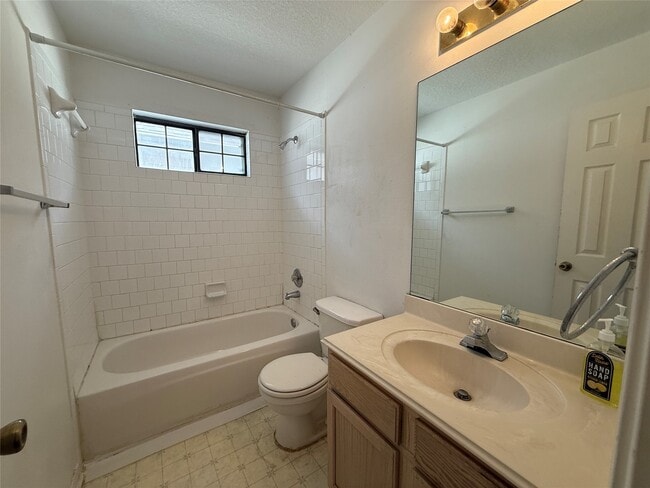 Building Photo - 13834 Trumpetvine St