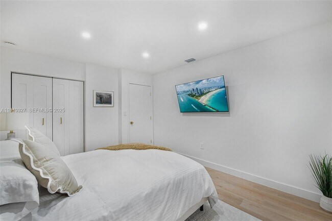 Building Photo - 12325 NE 11th Pl