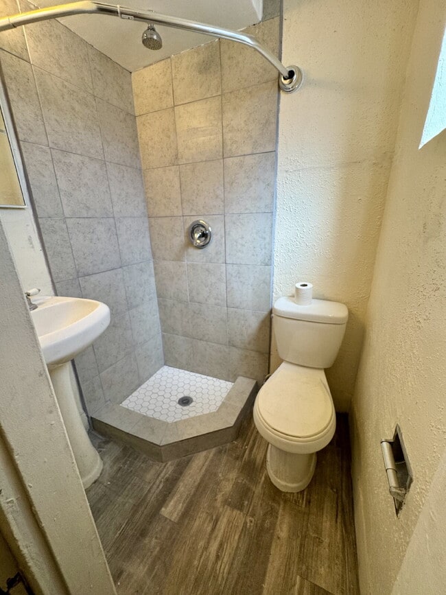 Building Photo - Cozy studio with a yard! $200 WalMart gift card if move in by Jan 1!