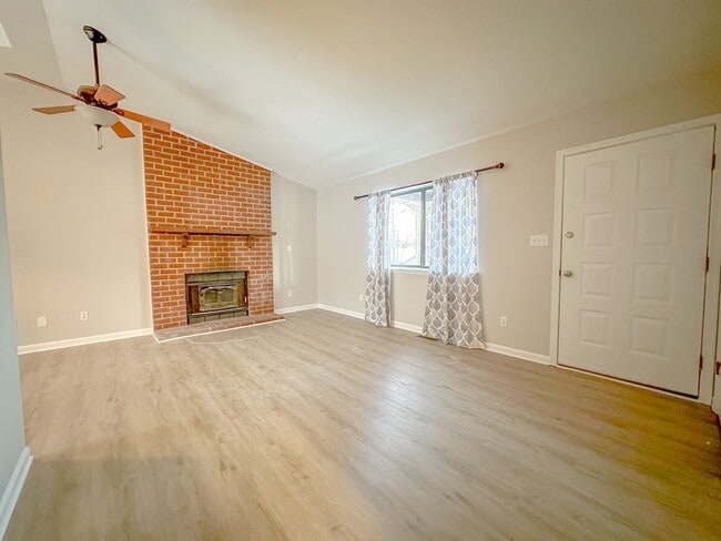 Building Photo - 3 Bedroom/2Bath Ranch inside Lake Monticello Community