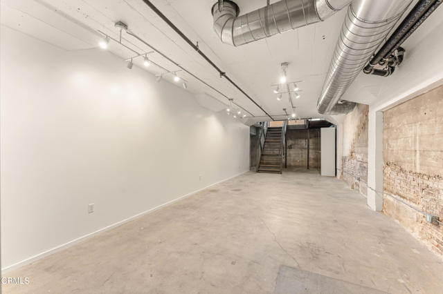 Building Photo - 530 S Hewitt St