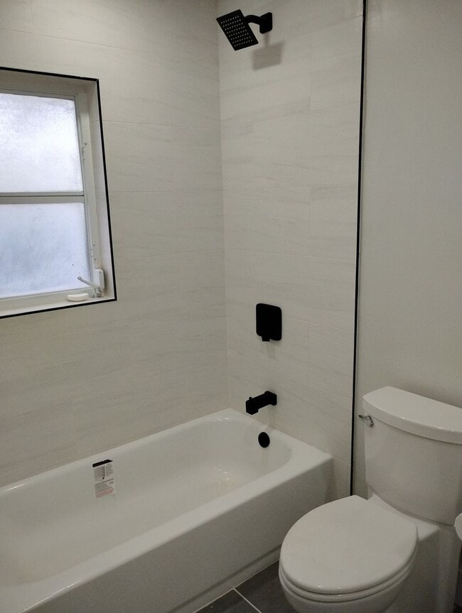 Building Photo - Upgraded 4 Bedroom in Deland - Available Now!