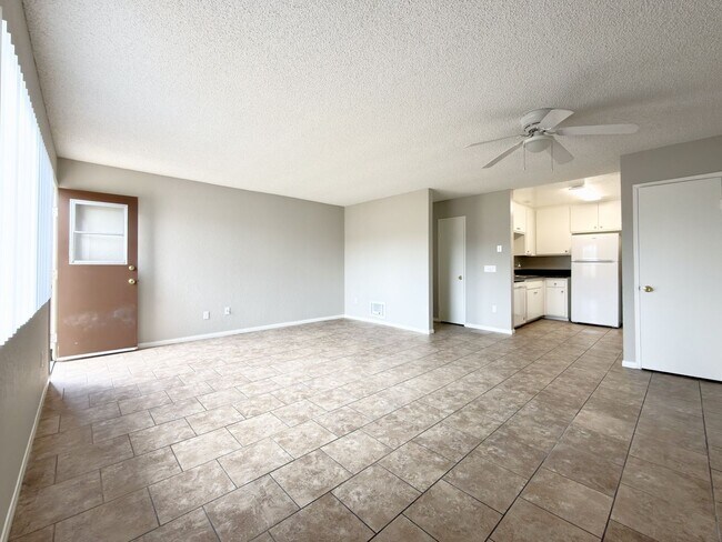 Building Photo - Spacious 2 Bedroom Corner Unit