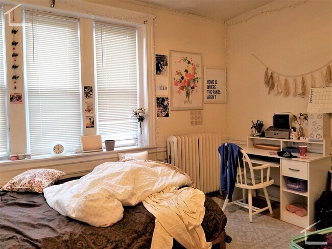 Building Photo - Brookline 4 BR 1 Bath Apartment - 9/1/26 (H&HW included) NO BROKER FEE