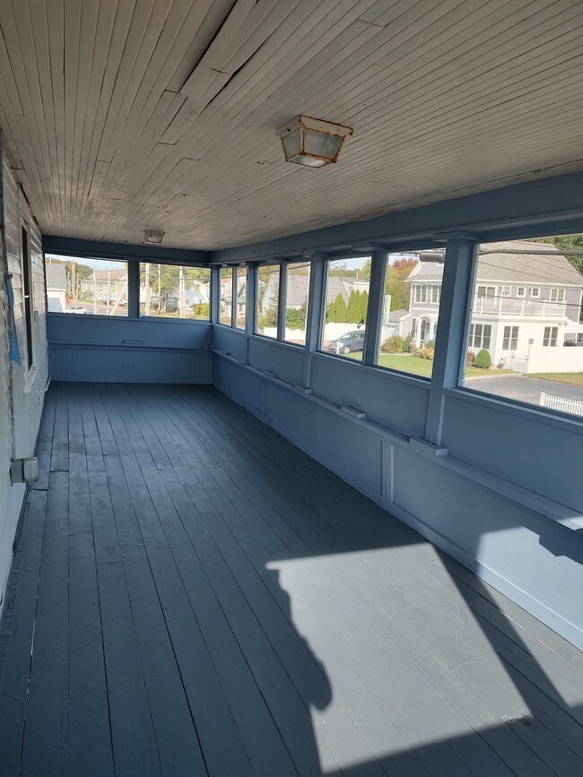 screened-in front porch - 515 Winnacunnet Rd