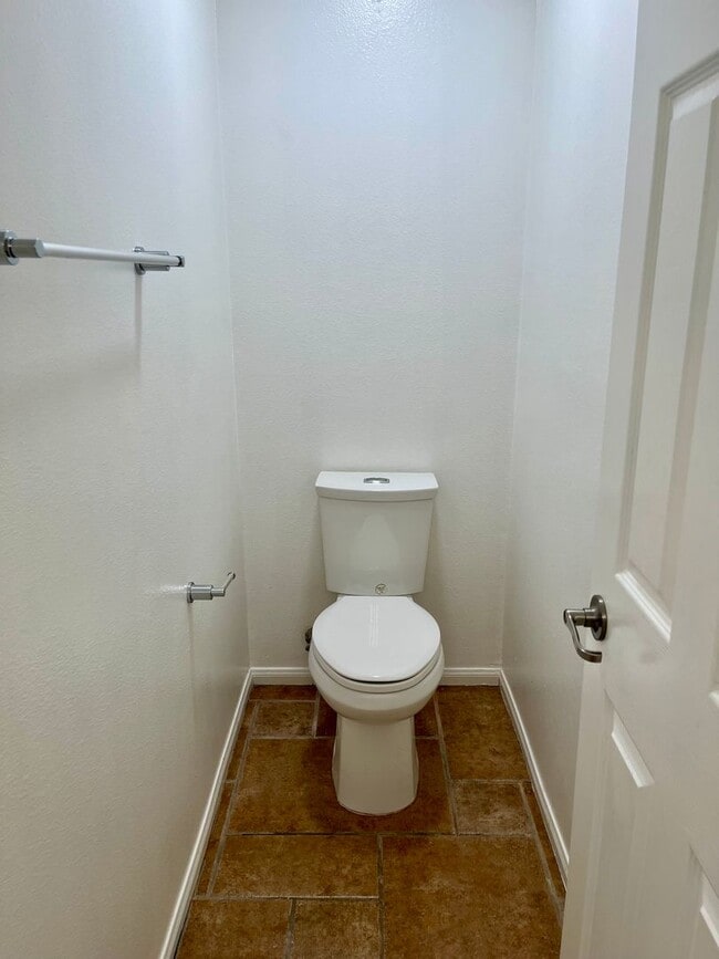 Building Photo - Beautiful 3 bed 2 bath townhome