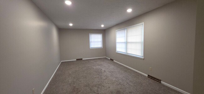 Building Photo - Beautiful 3 Bedroom Ranch in the Kickapoo School District! $1495