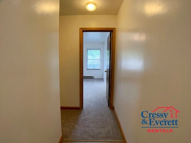 Building Photo - Upstairs 1 Bedroom Close to Downtown
