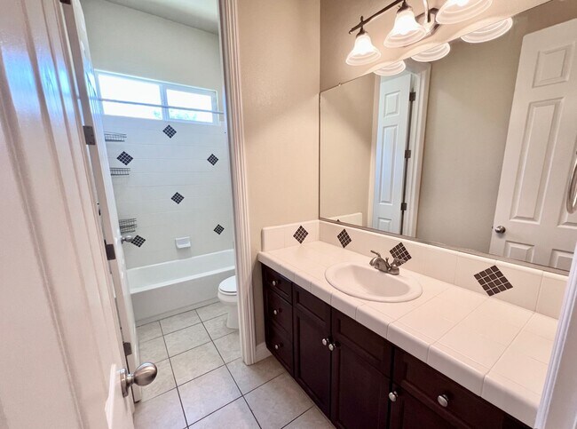 Building Photo - $2,695 Bullard & Hwy 99, 4 Bedroom With So...