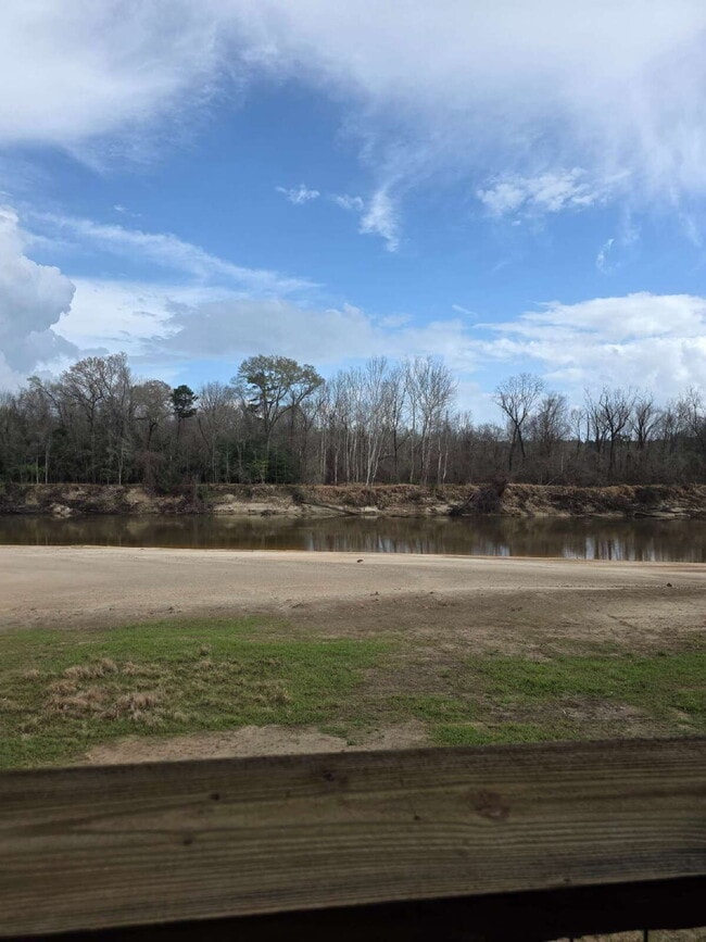 Building Photo - Beautiful peaceful 2/1 for rent! Fully furnished