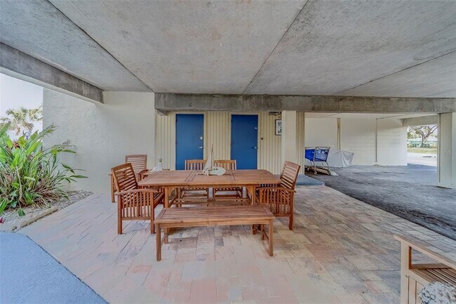 Building Photo - 11650 Capri Cir S