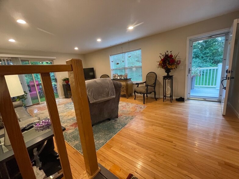 Building Photo - 20 Leeward Ln