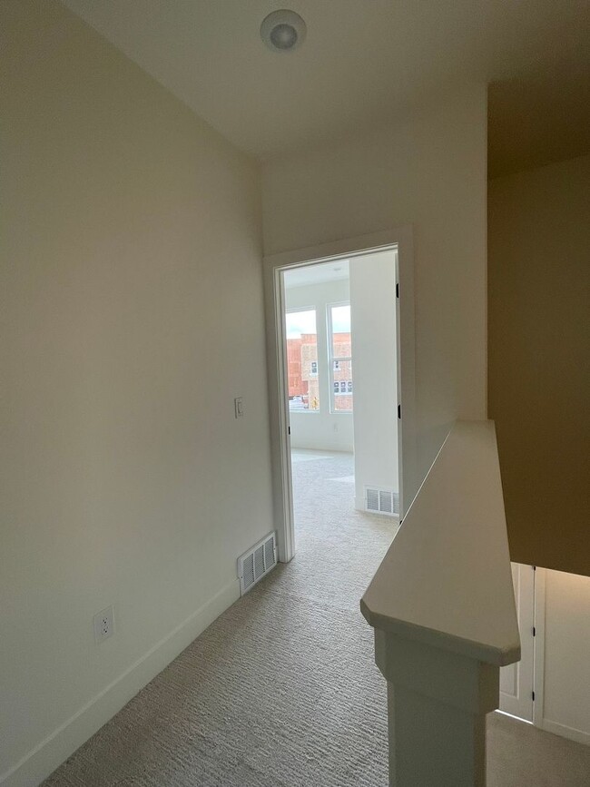 Building Photo - 4 Bed/3.5 Bath, 2-Car Garage