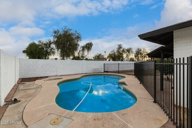 Building Photo - 1835 E Yale Dr