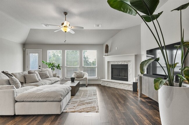 Building Photo - 424 Molly Ln