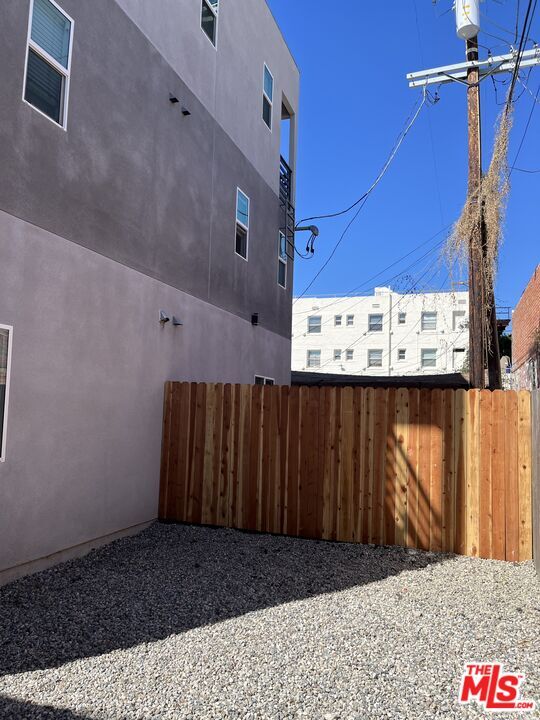 Building Photo - 644 N Manhattan Pl
