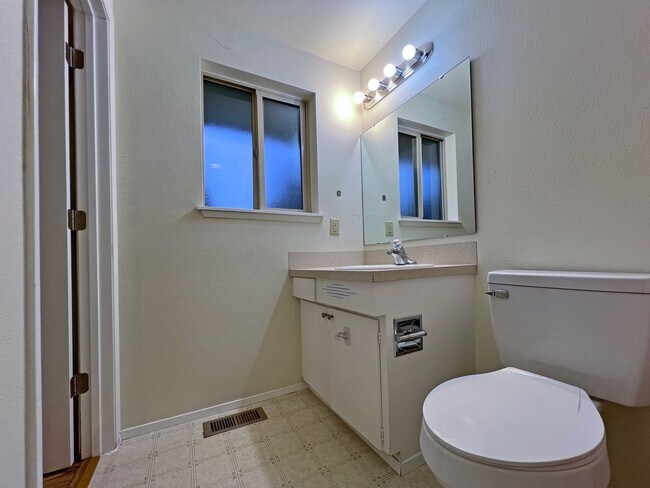 Building Photo - 4 bedroom 2.05 bath rambler on Kent's East...