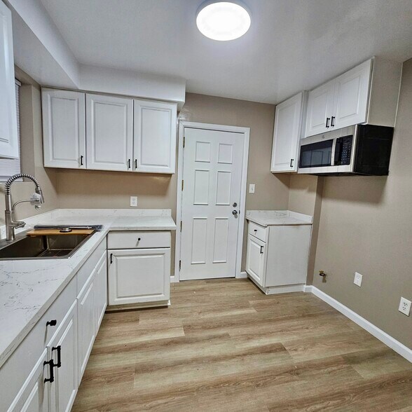 Building Photo - 2132 W 104th St