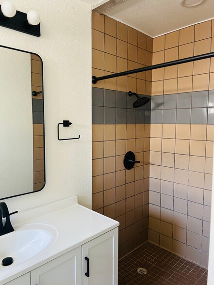 Building Photo - 2811 E 11th St