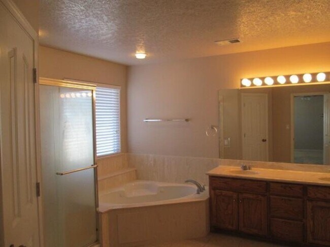 Building Photo - 4 Bedroom 2.5 Bath Home Far North West Alb...