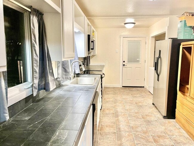 Building Photo - 253 C St