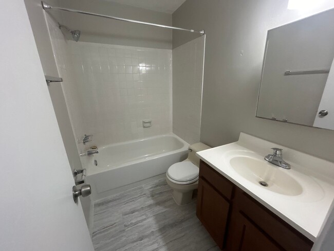 Building Photo - NEWLY AVAILABLE - RENOVATED 3 BR UNIT IN T...