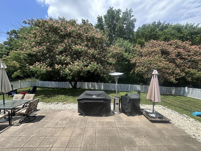 Building Photo - Seckman 3 bedroom 2 story fenced in yard