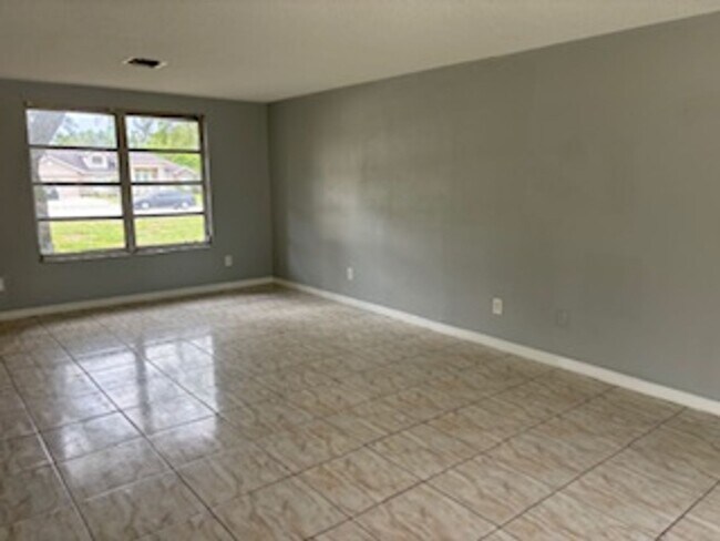 Building Photo - Large  3 bedroom, 2 bath pool home.