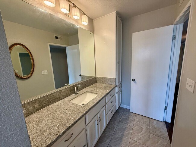 Building Photo - Single story home with vaulted ceilings!