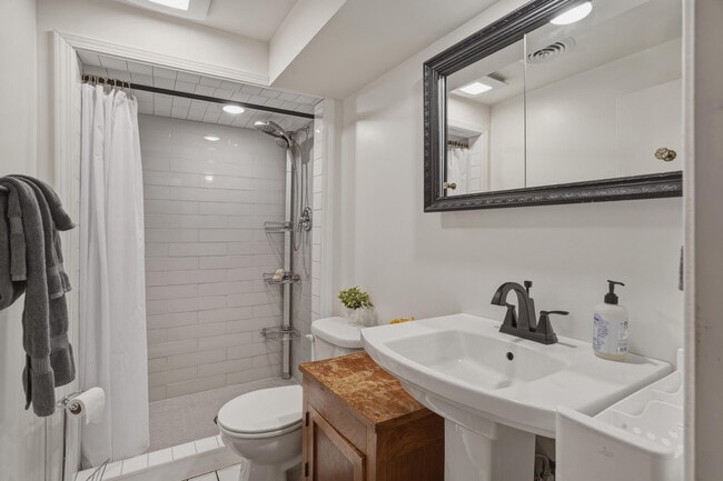 Building Photo - 208 Westridge Dr