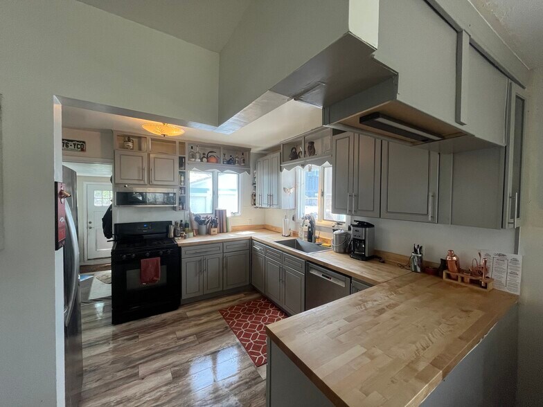 shared kitchen - 506 S 8th St
