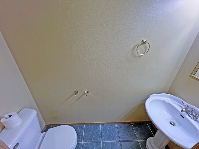 Building Photo - NE Tacoma - Large 3 bedroom 2.5 bathroom w...