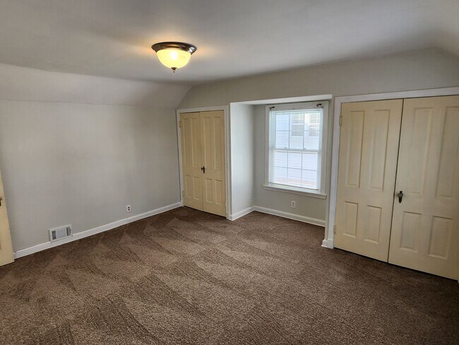 Building Photo - Shorewood 2 bedroom upper