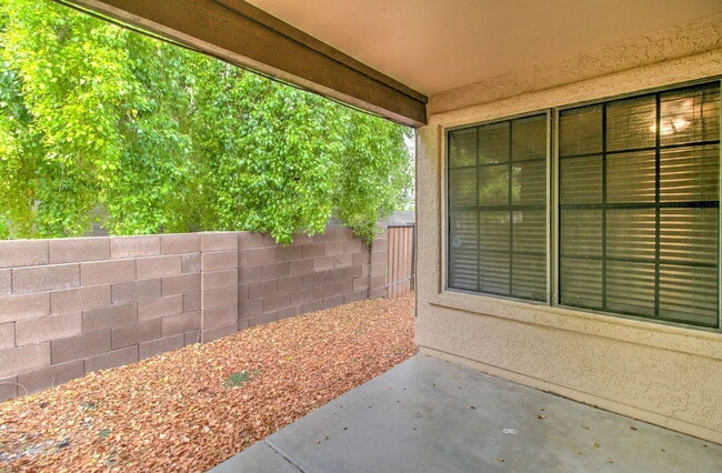 Building Photo - 921 W University Dr