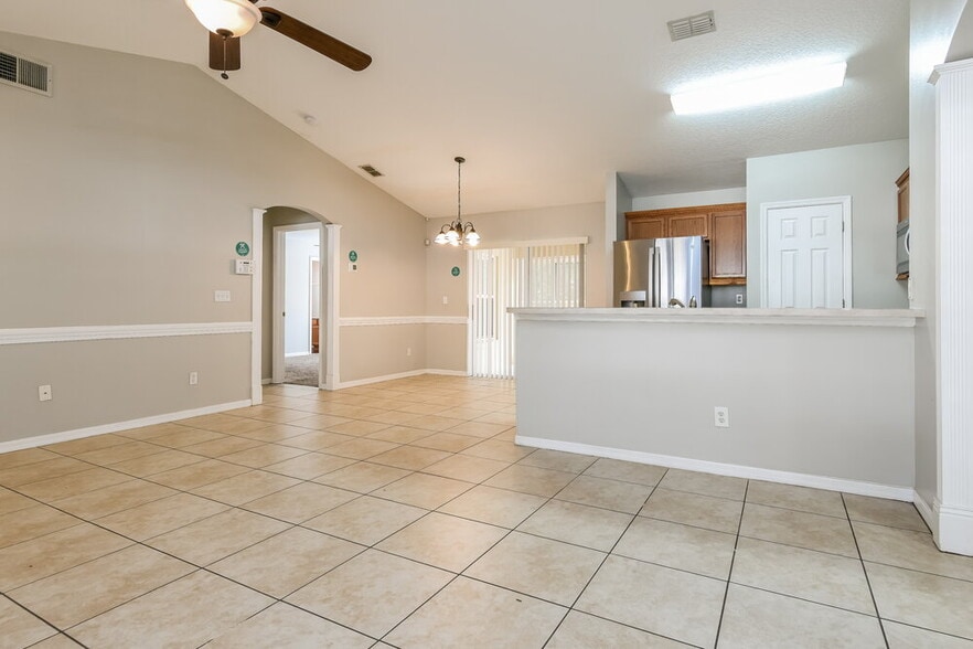 Building Photo - 926 Willow Run St