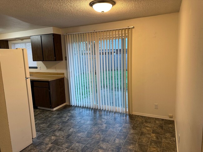 Building Photo - Great single level 2 bed/1bath duplex in T...